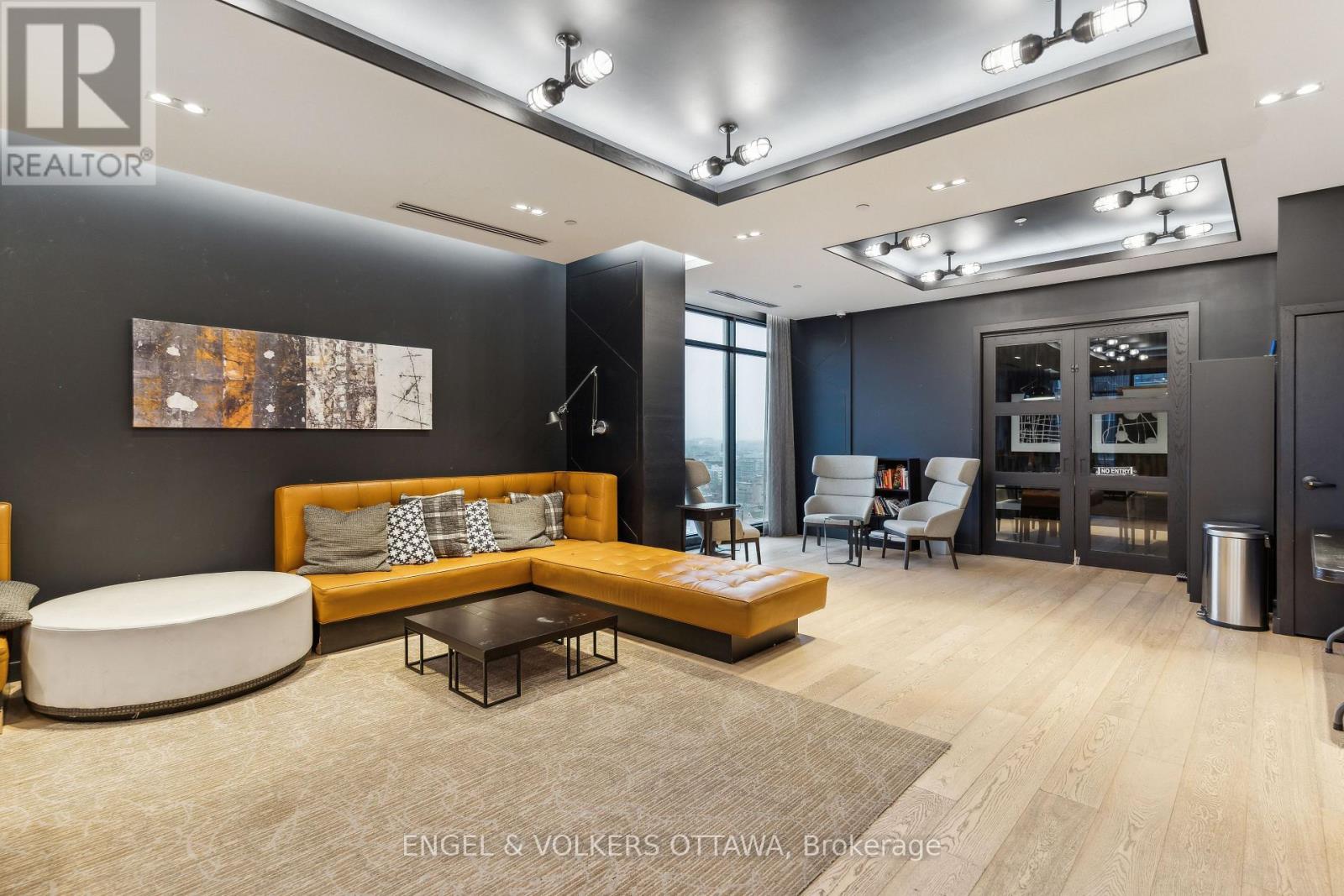 302 - 255 Bay Street