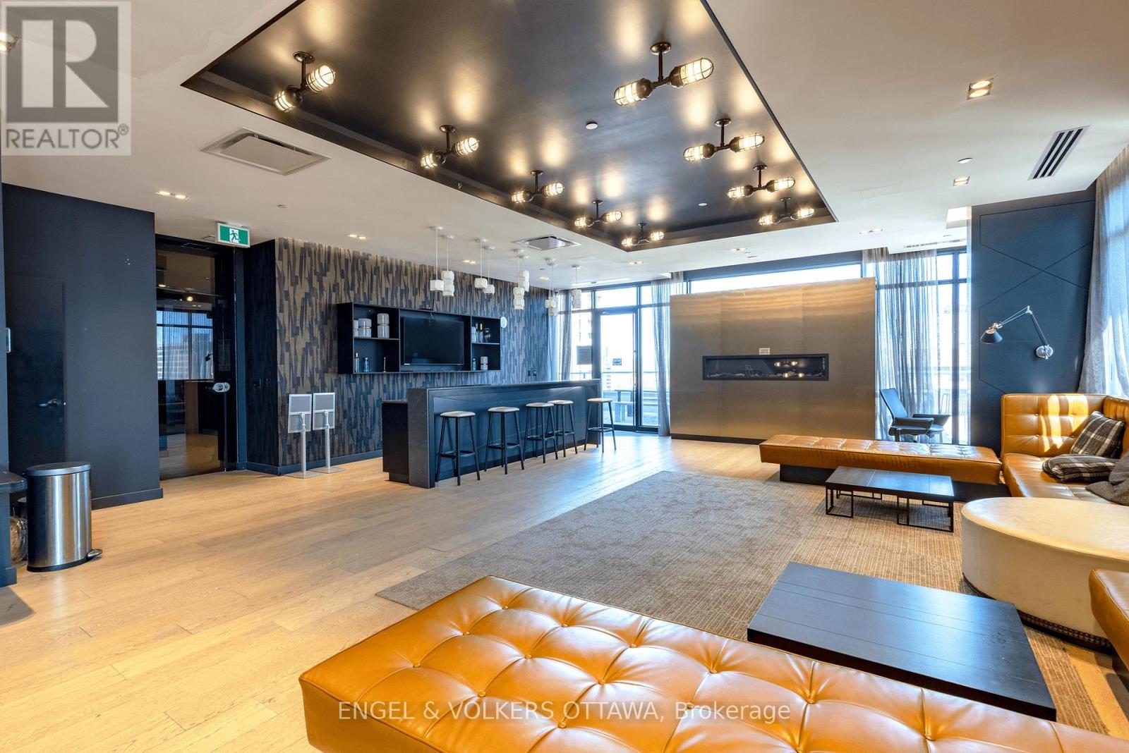 302 - 255 Bay Street