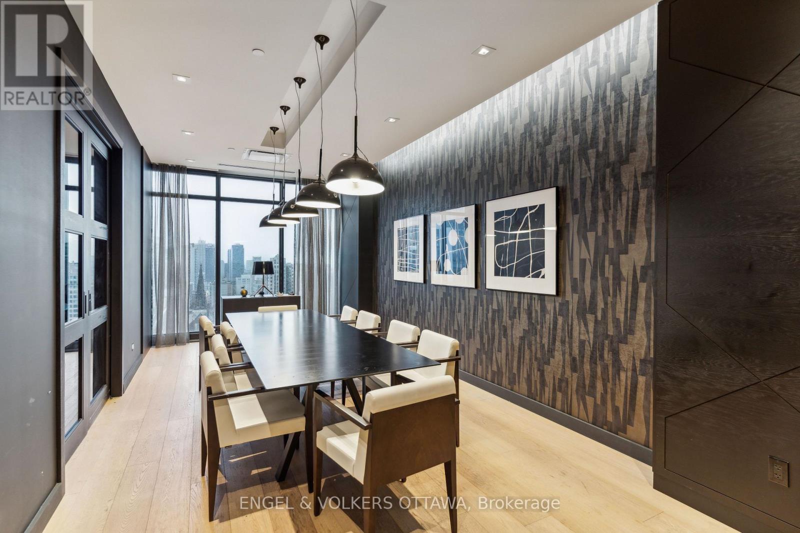 302 - 255 Bay Street