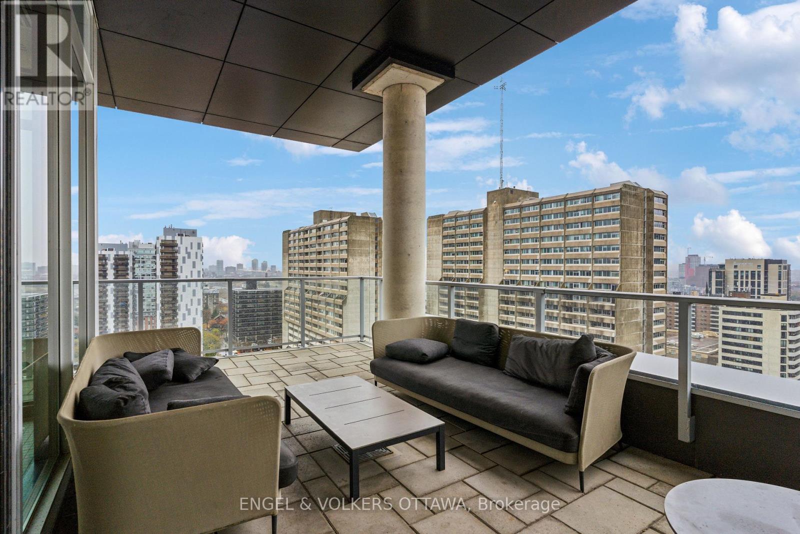 302 - 255 Bay Street