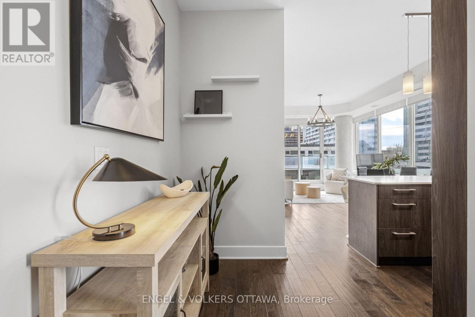 302 - 255 Bay Street