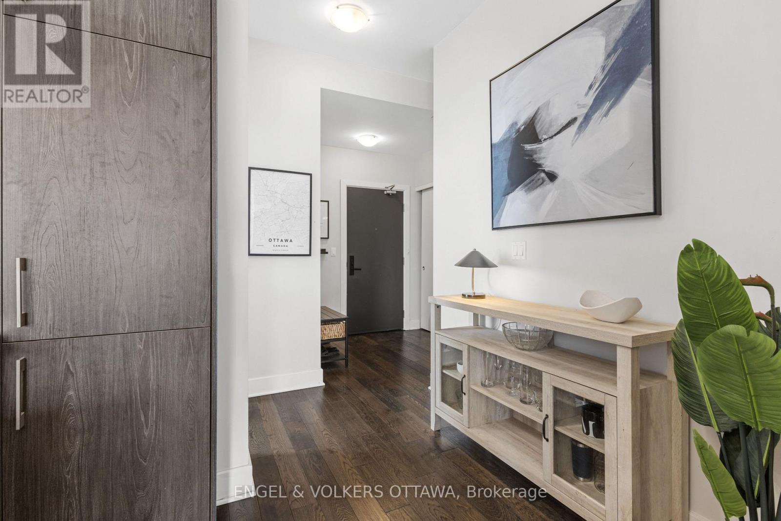 302 - 255 Bay Street