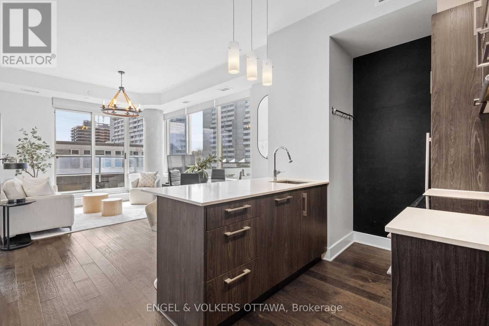 302 - 255 Bay Street