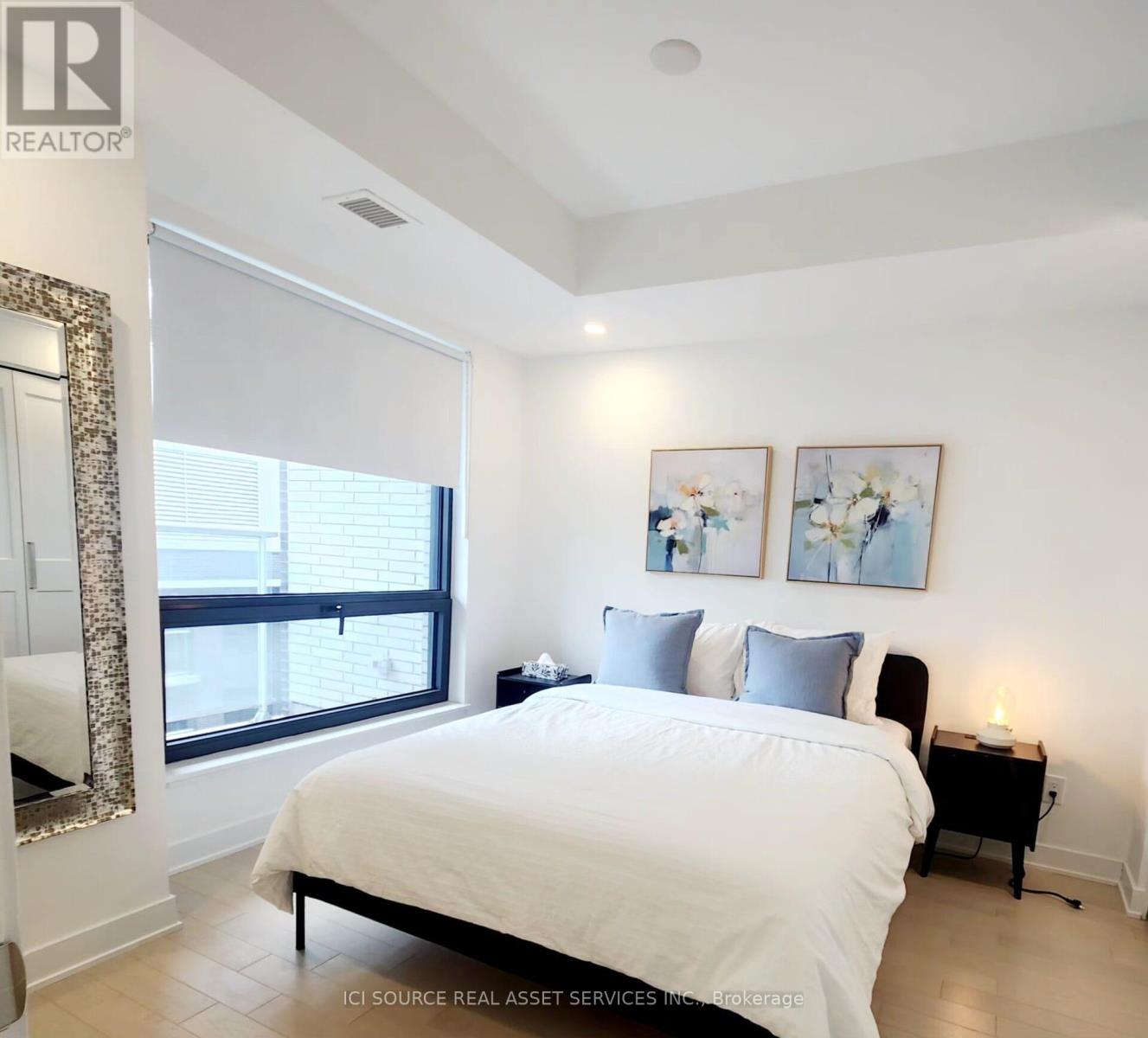 1009 - 340 Queen Street