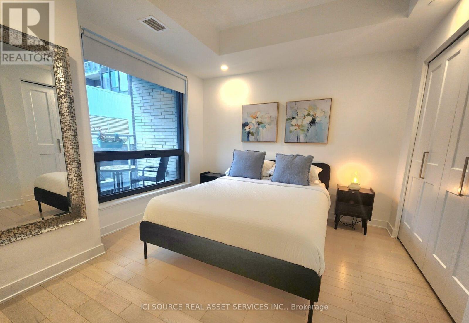 1009 - 340 Queen Street