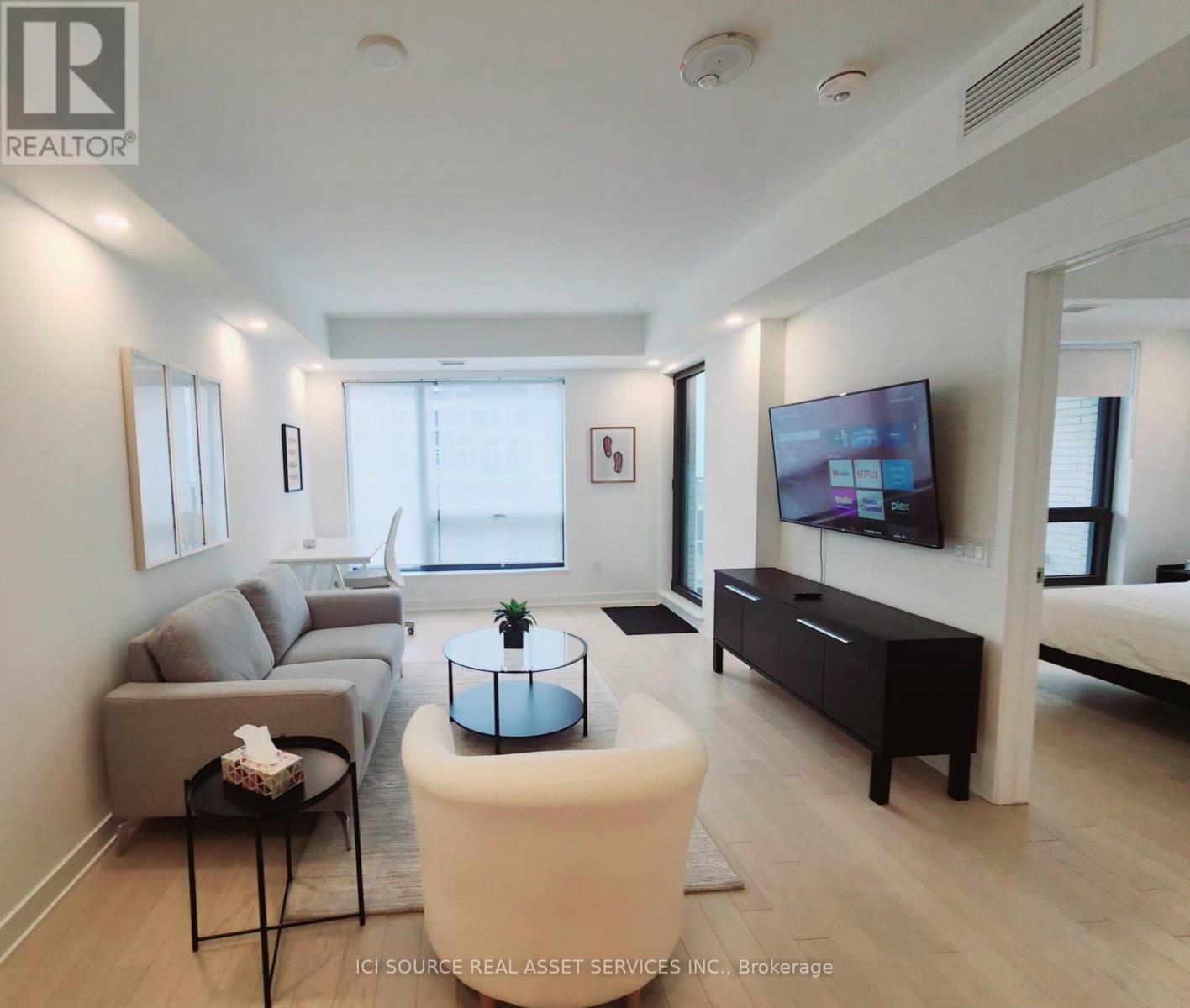 1009 - 340 Queen Street