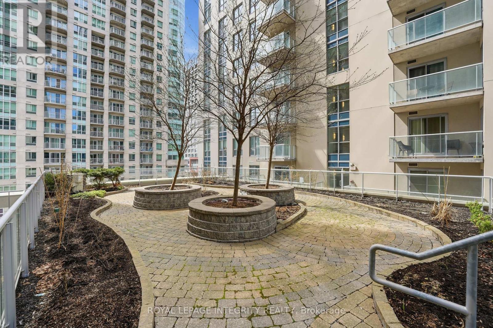 2403 - 242 Rideau Street