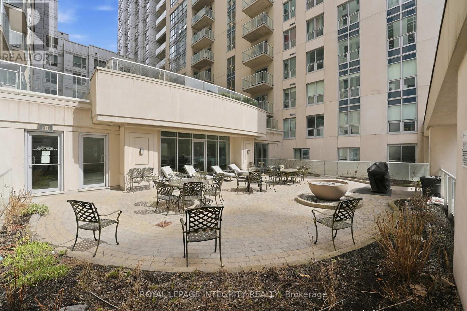 2403 - 242 Rideau Street