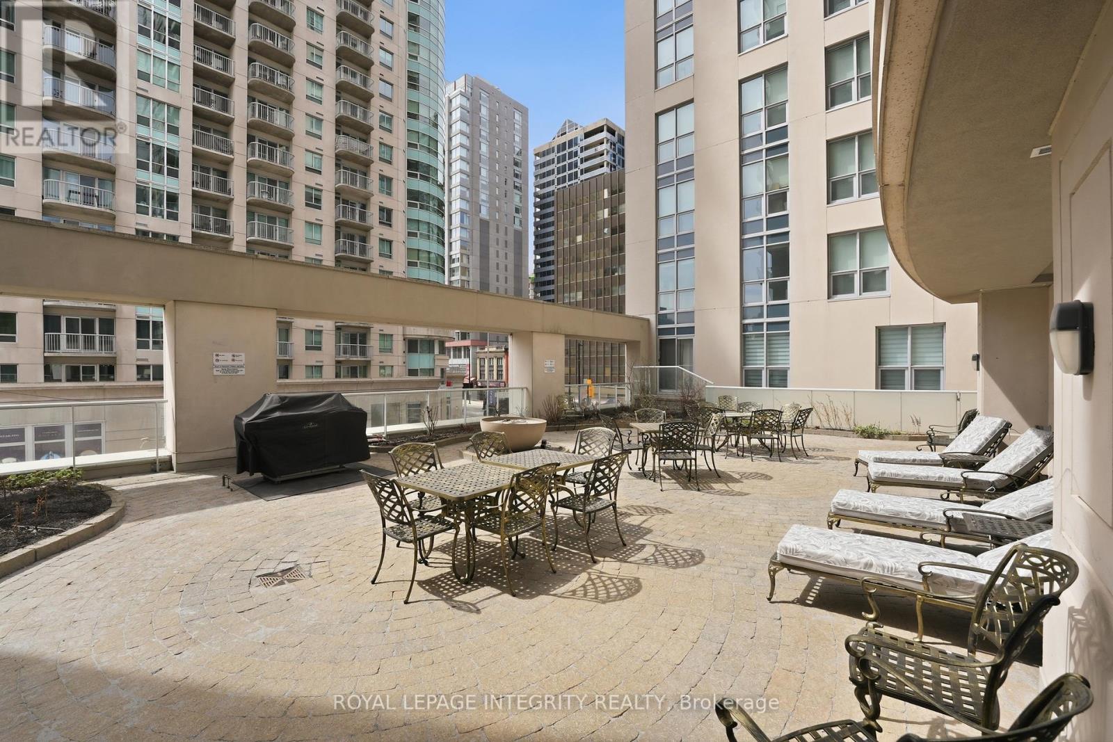 2403 - 242 Rideau Street