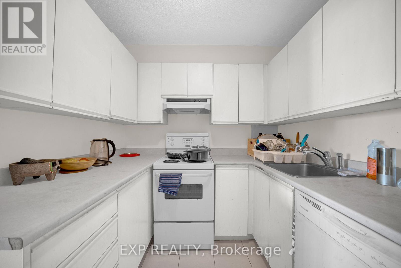 1002 - 475 Laurier Avenue W