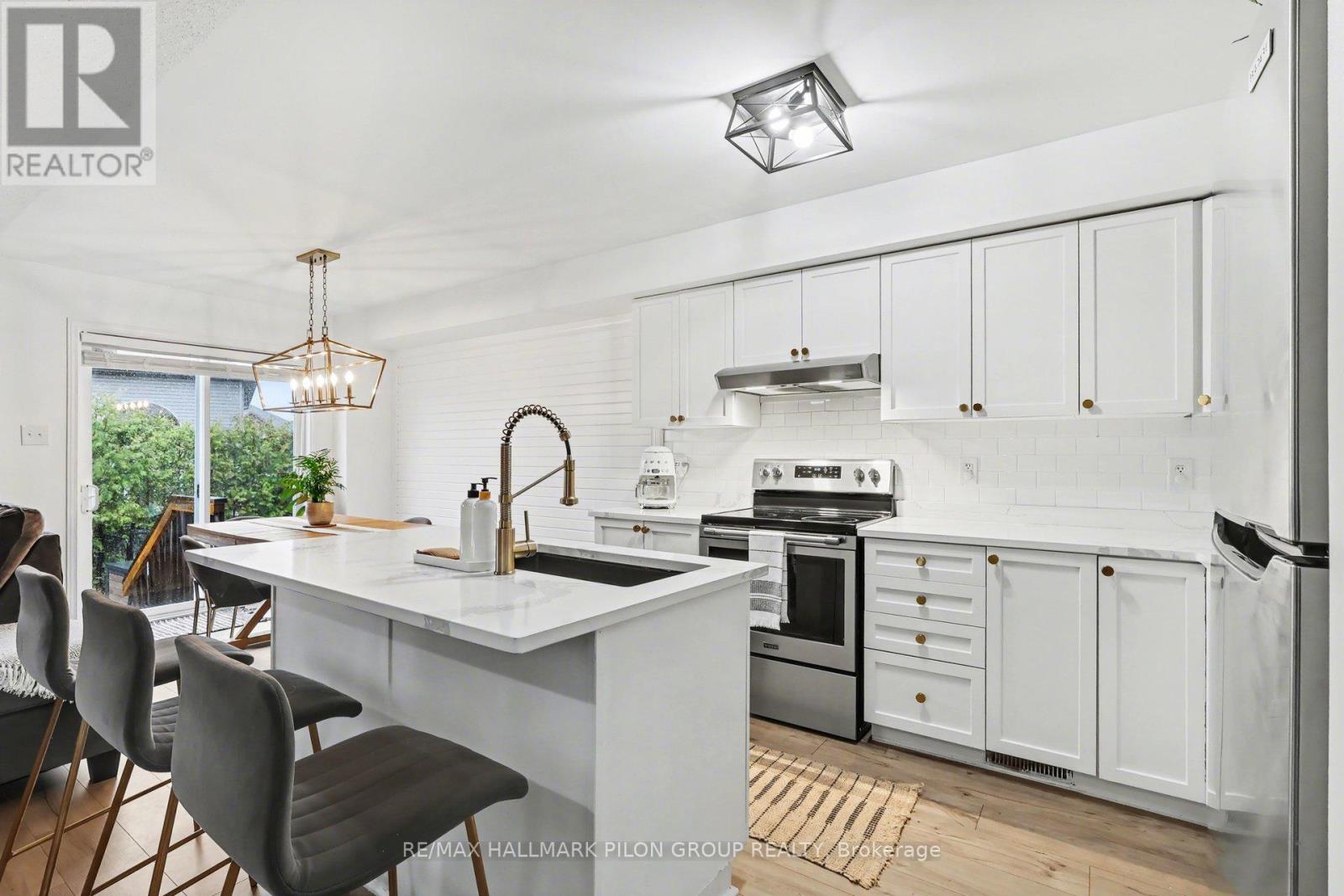 218 Rolling Meadow Crescent