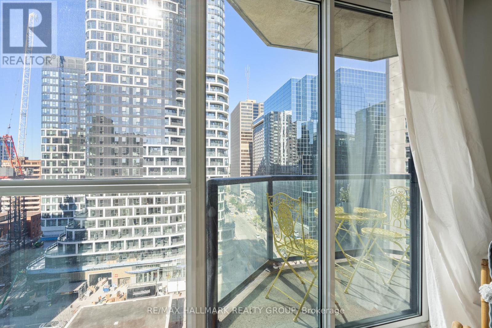 2103 - 445 Laurier Avenue W