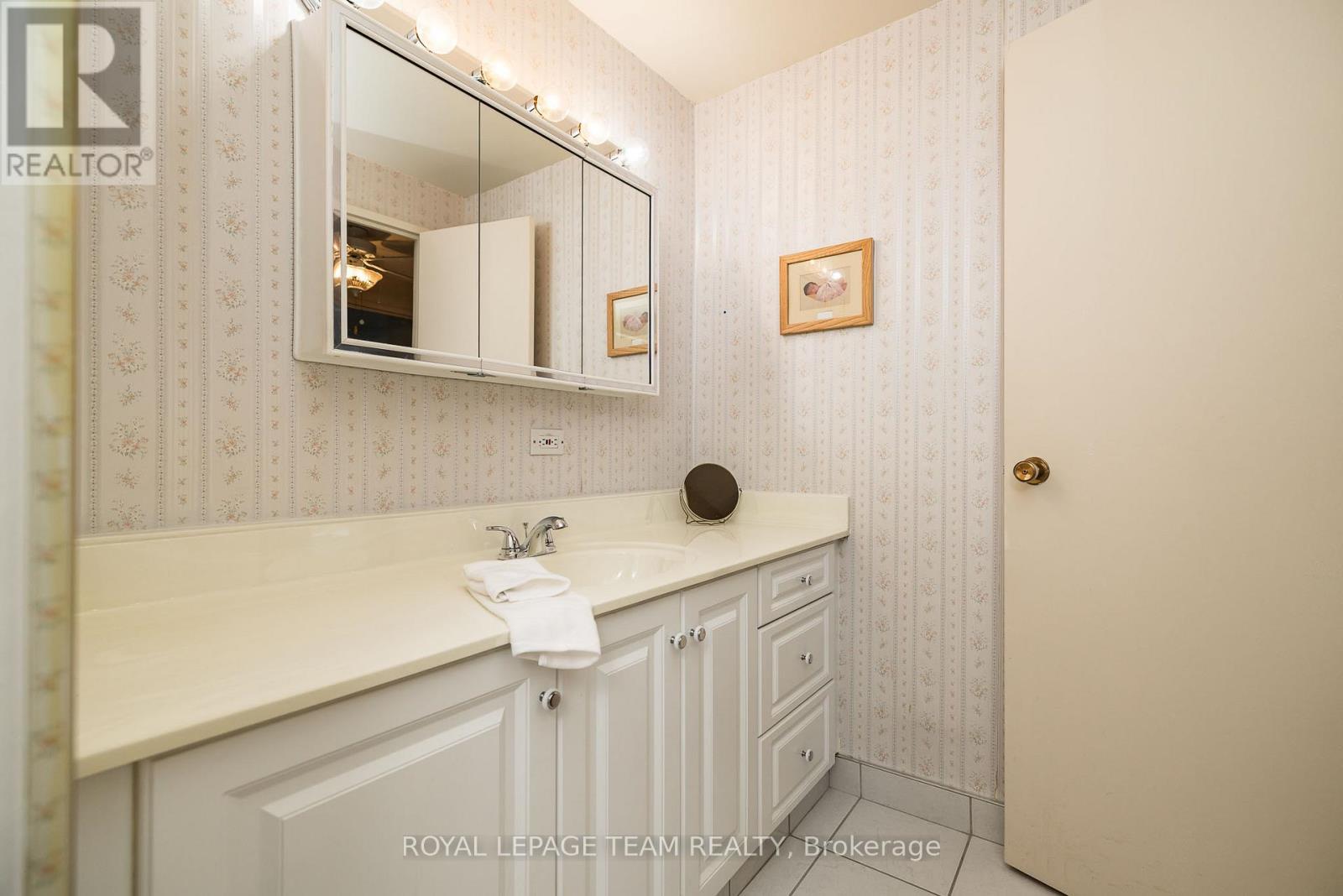 701 - 1356 Meadowlands Drive E