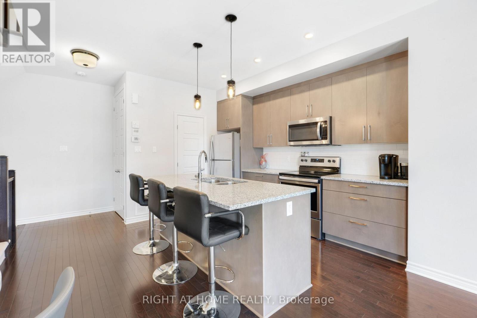 554 Labrador Crescent