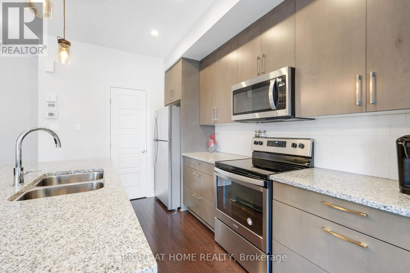 554 Labrador Crescent