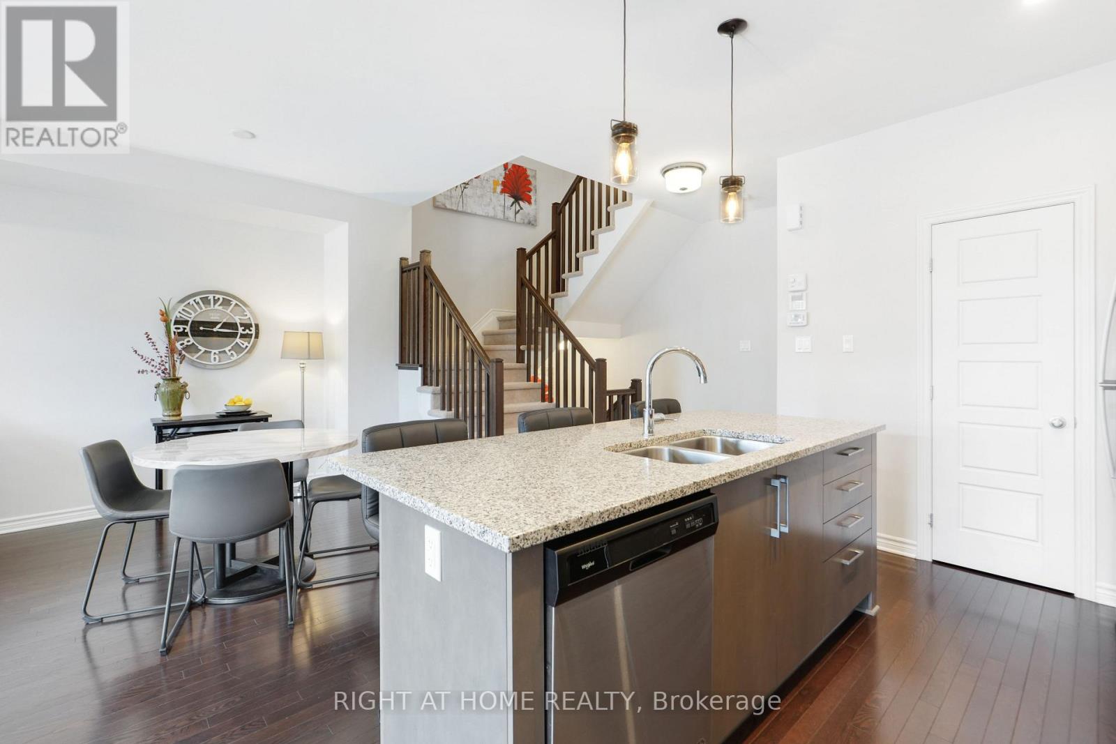 554 Labrador Crescent