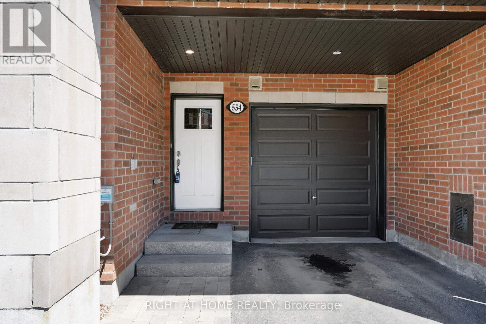 554 Labrador Crescent