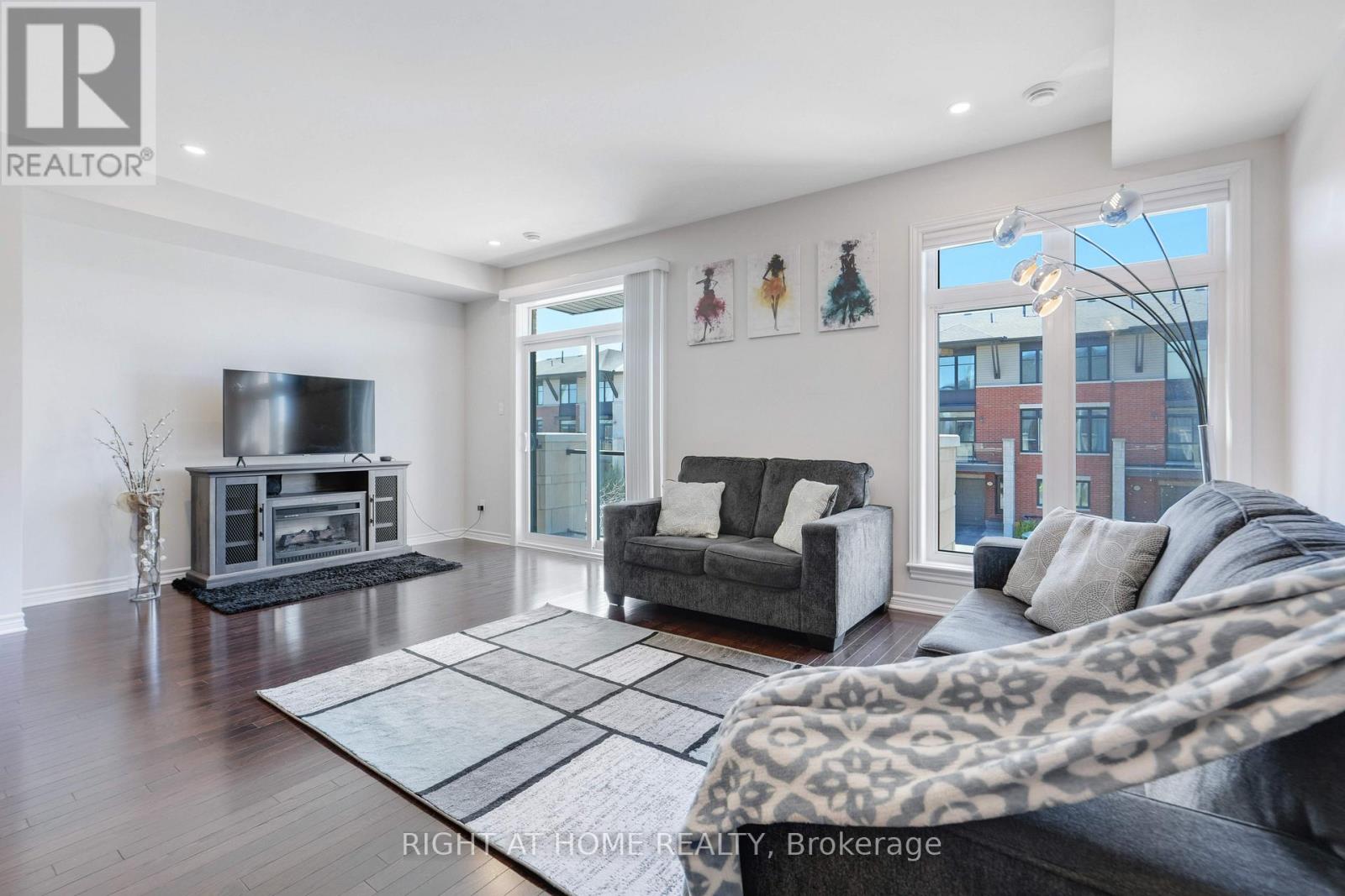 554 Labrador Crescent