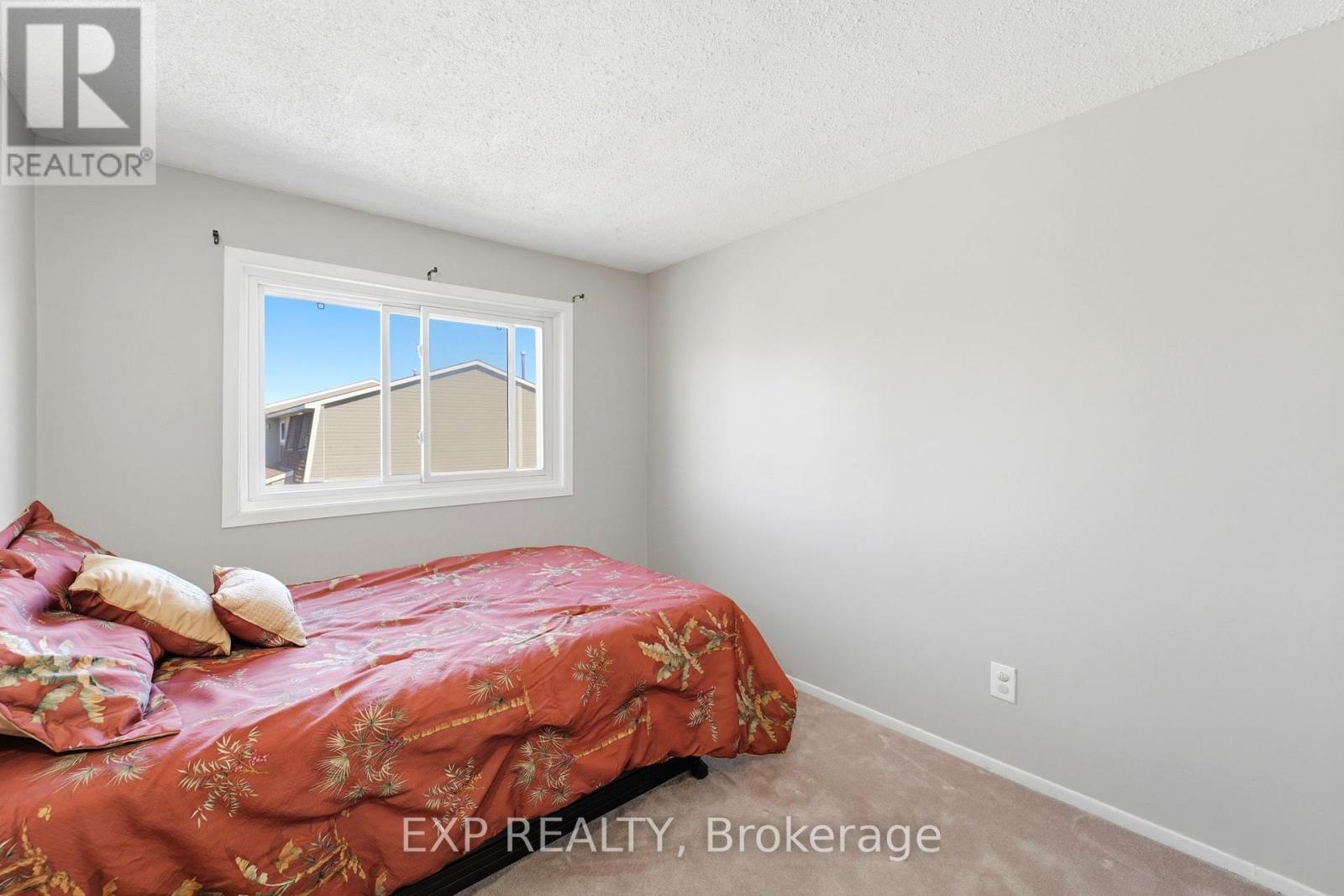 8 - 322 Robillard Private