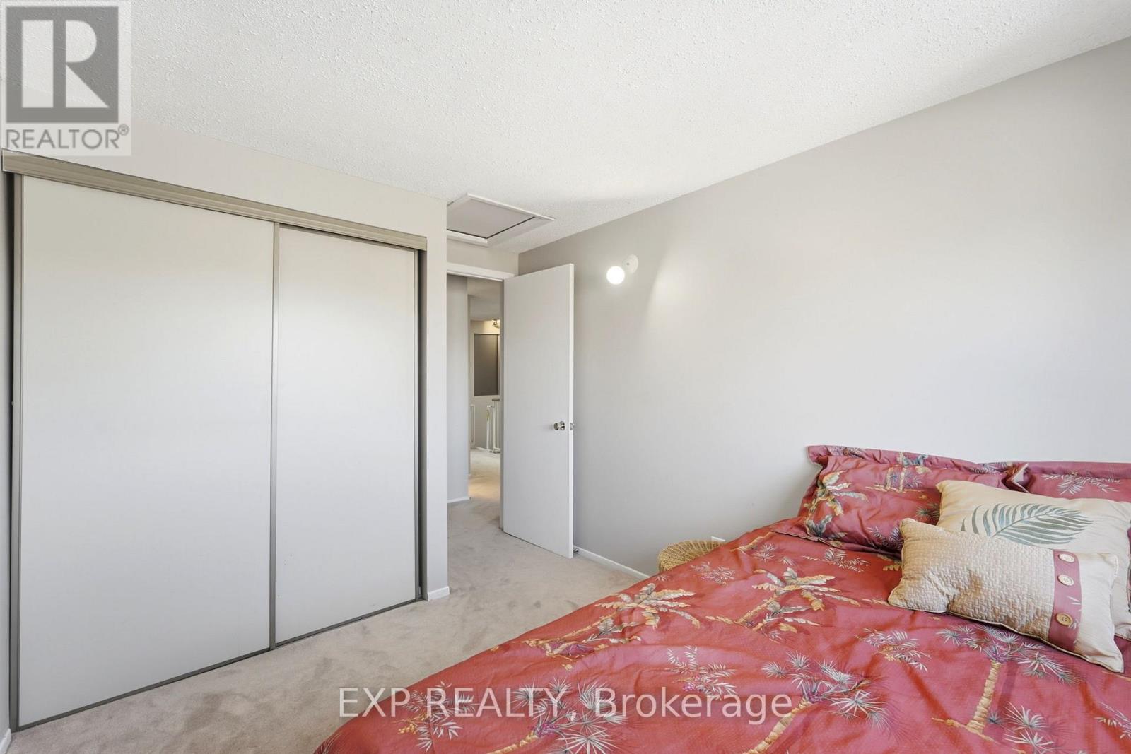 8 - 322 Robillard Private