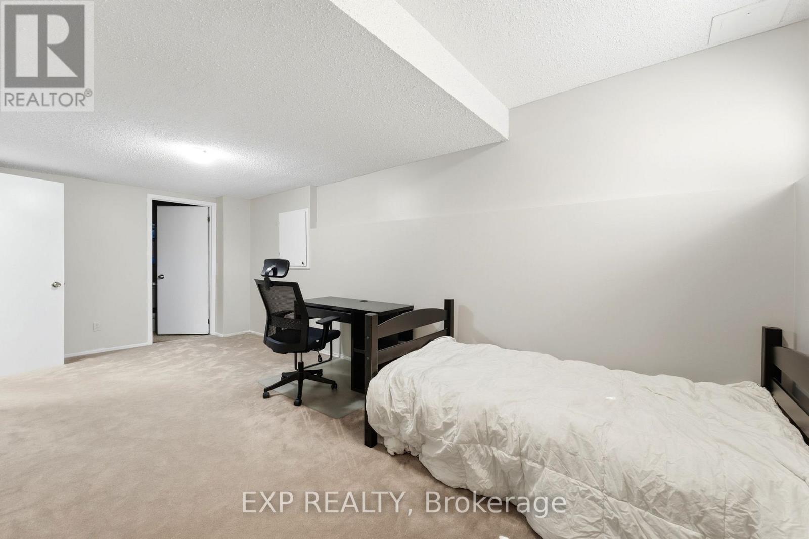 8 - 322 Robillard Private