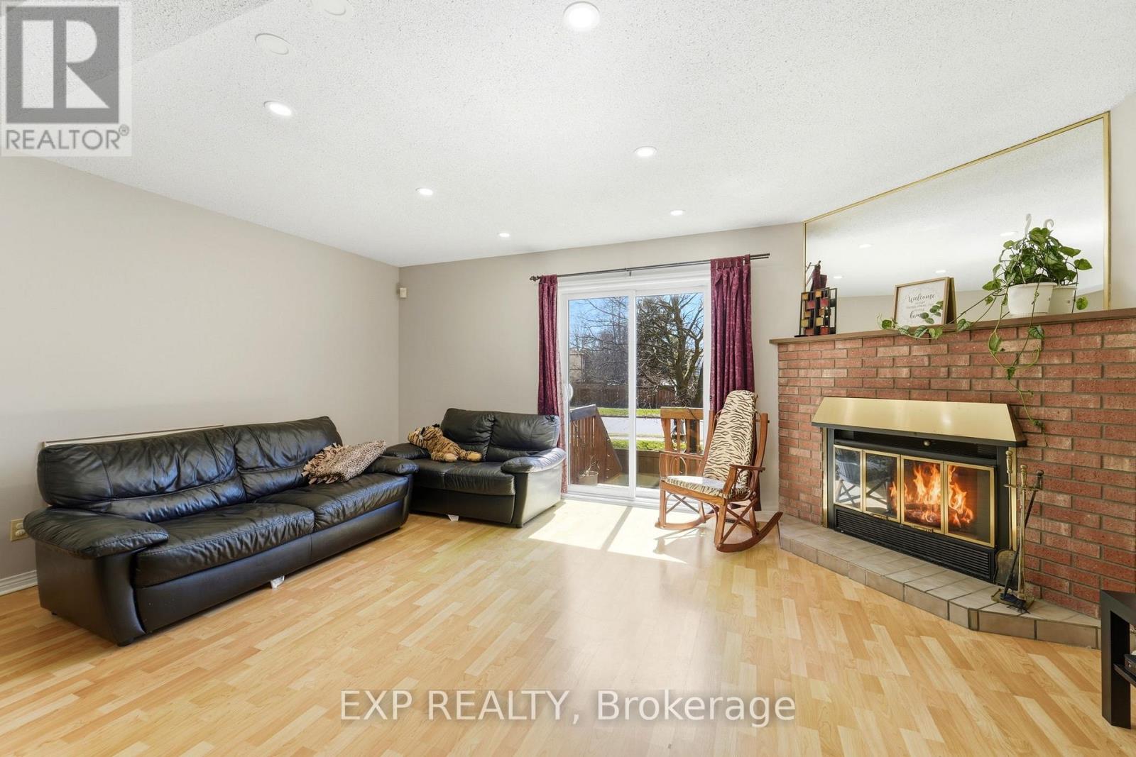 8 - 322 Robillard Private