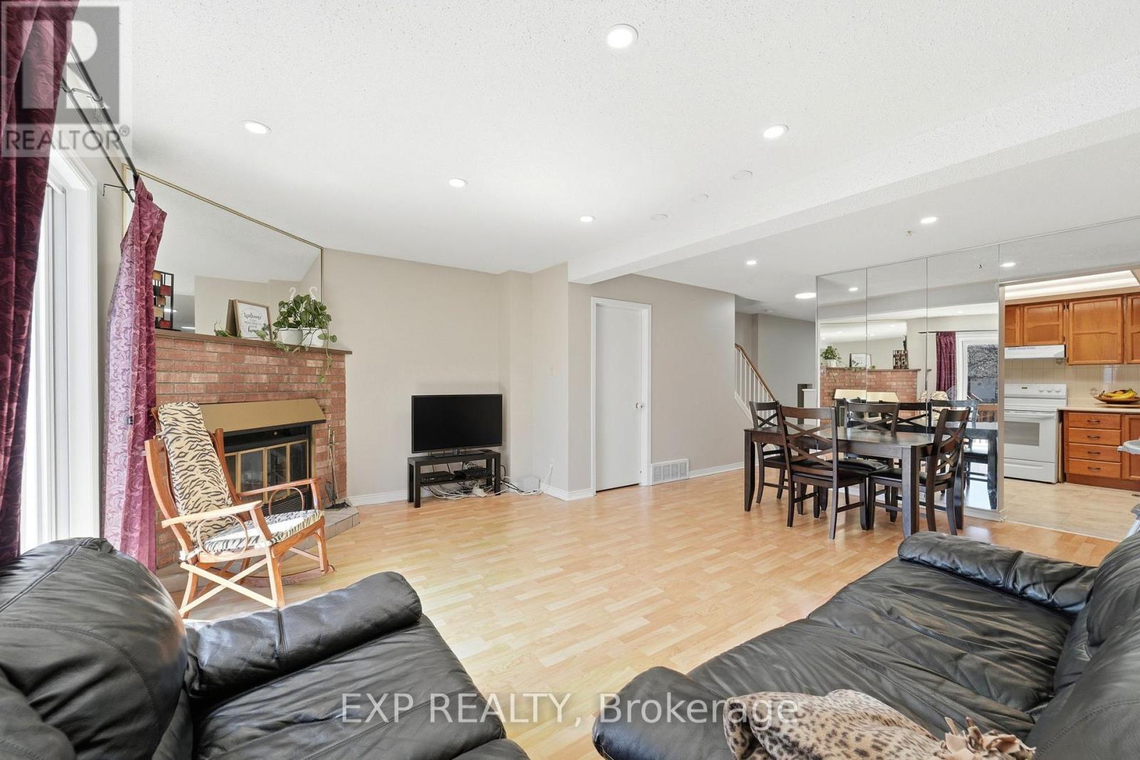 8 - 322 Robillard Private