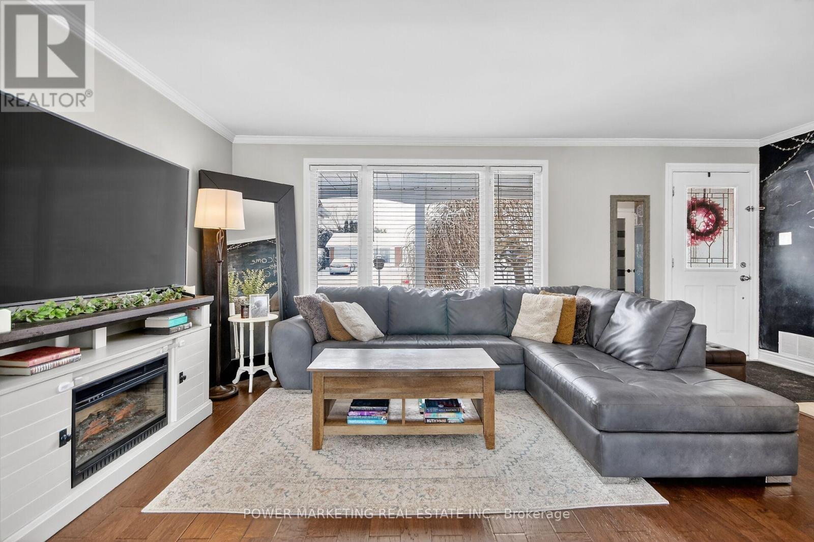 3269 Clearwater Crescent