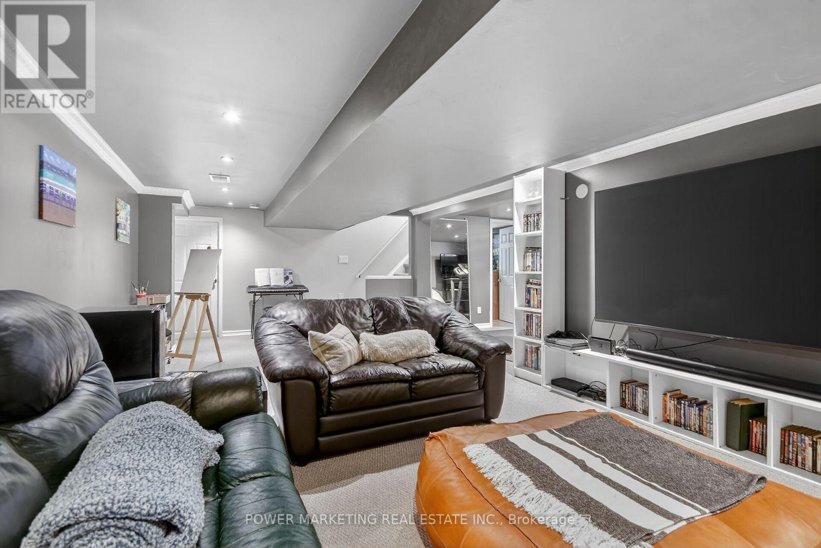 3269 Clearwater Crescent