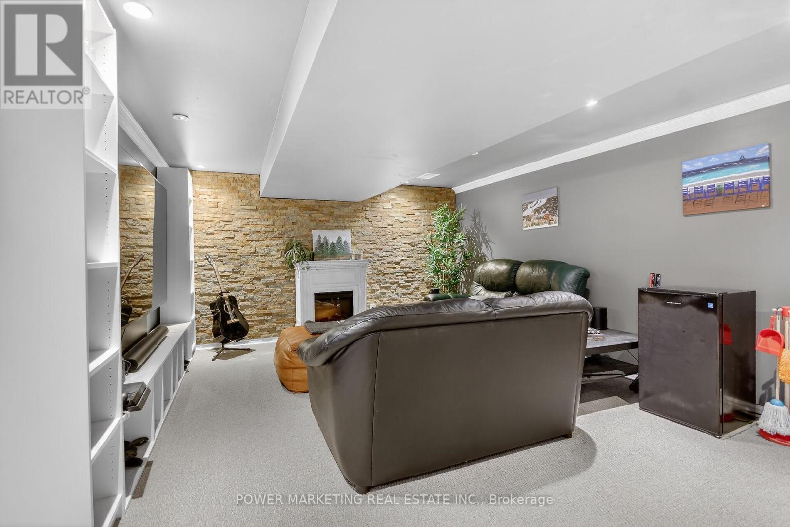 3269 Clearwater Crescent