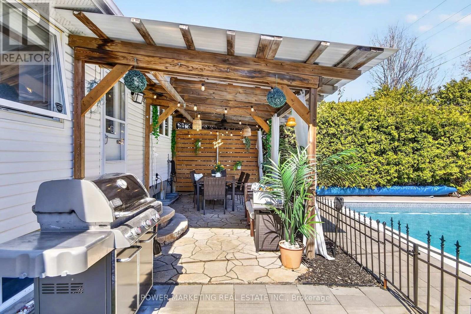 3269 Clearwater Crescent