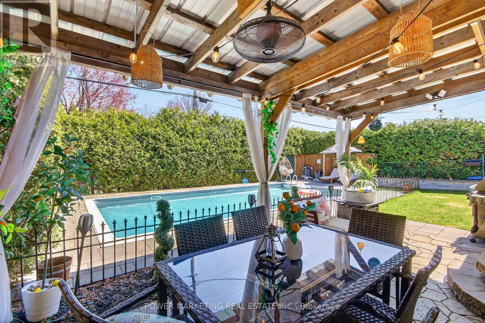 3269 Clearwater Crescent