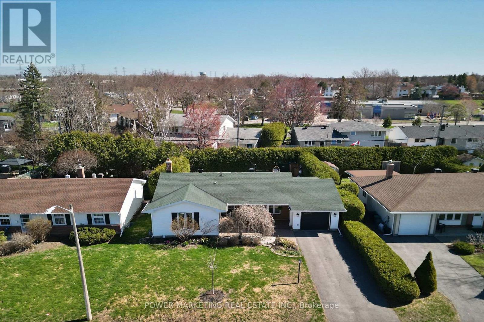 3269 Clearwater Crescent
