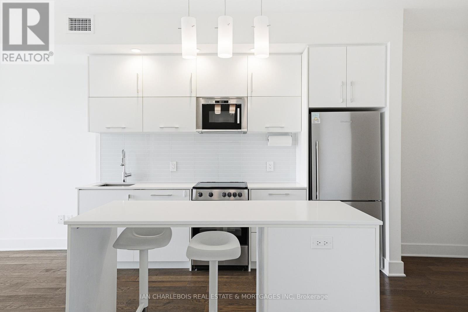 1701 - 255 Bay Street