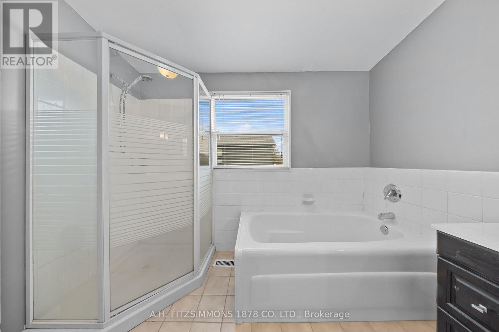 564 Tweedsmuir Avenue