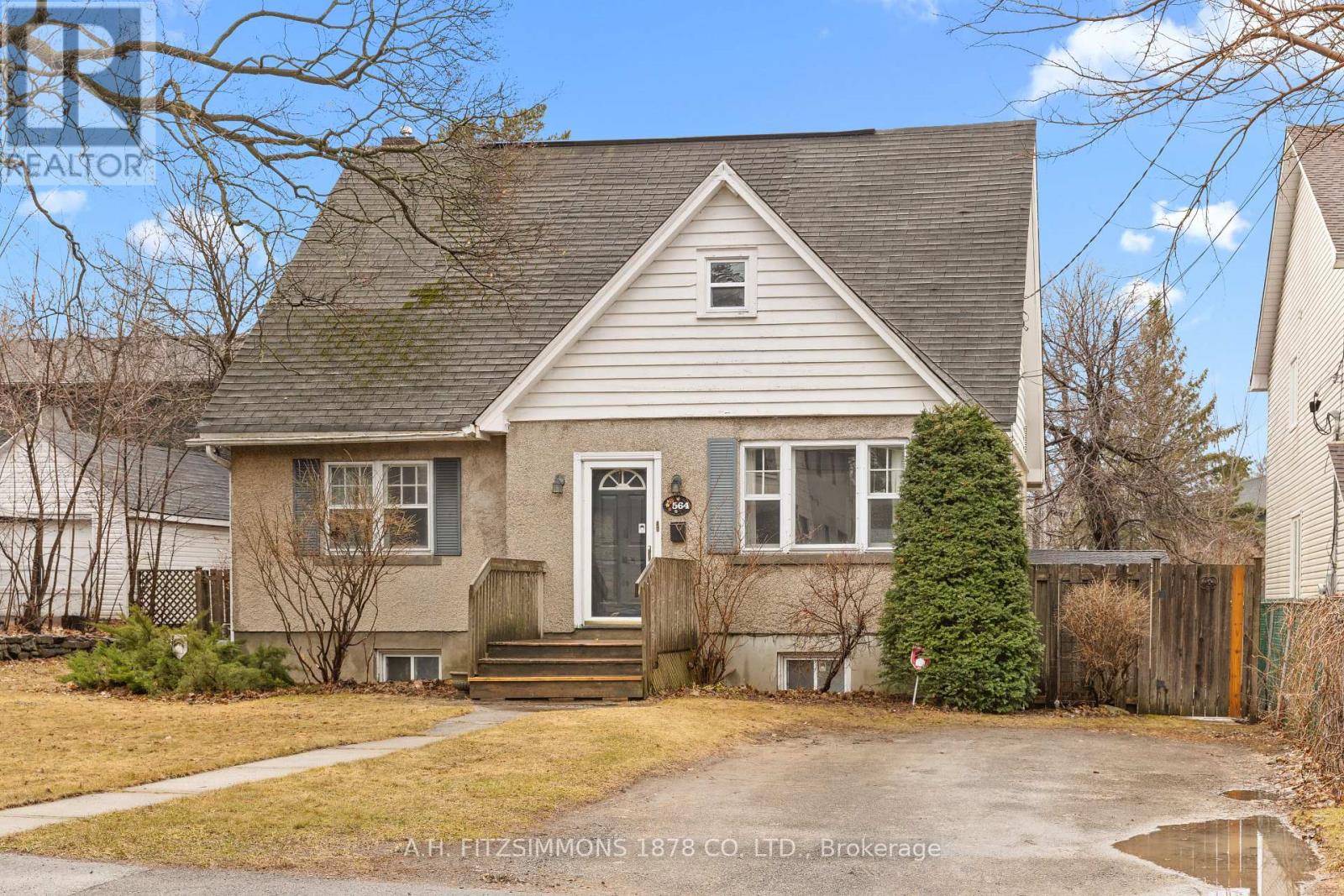 564 Tweedsmuir Avenue