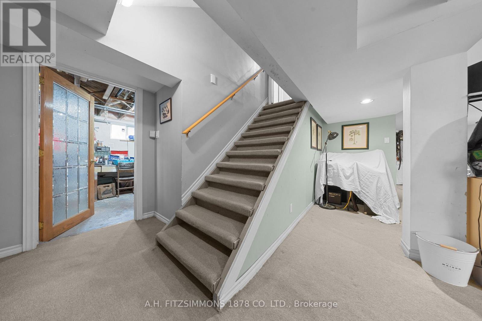 564 Tweedsmuir Avenue