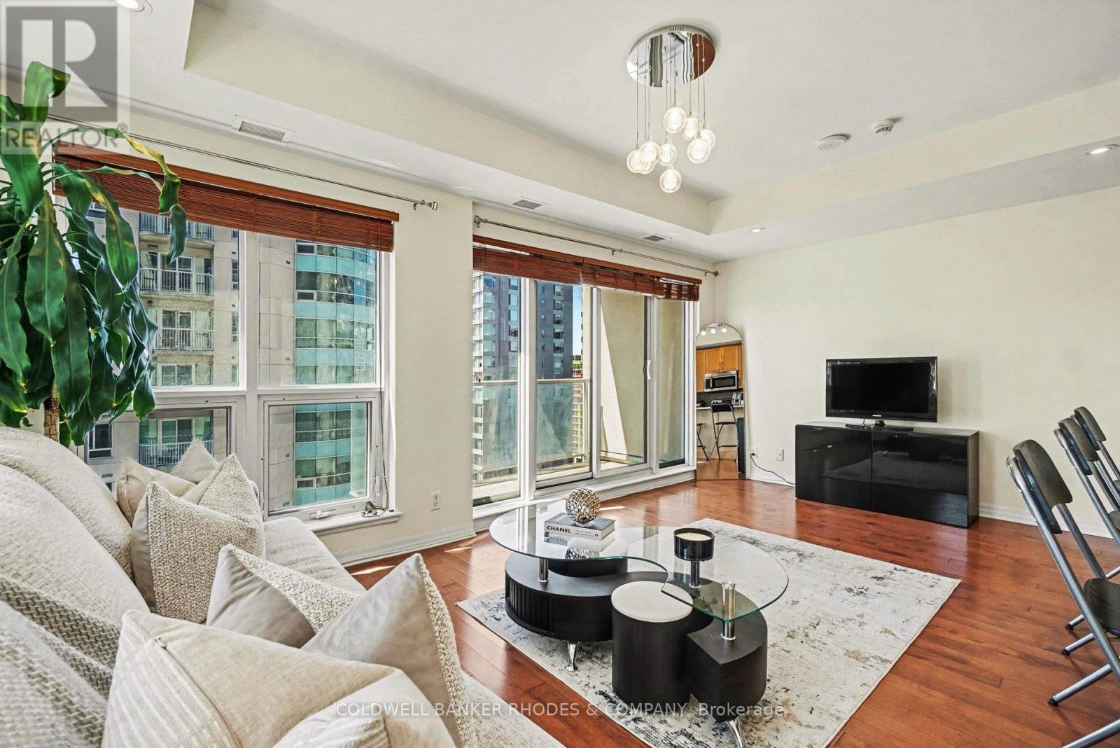 1809 - 242 Rideau Street