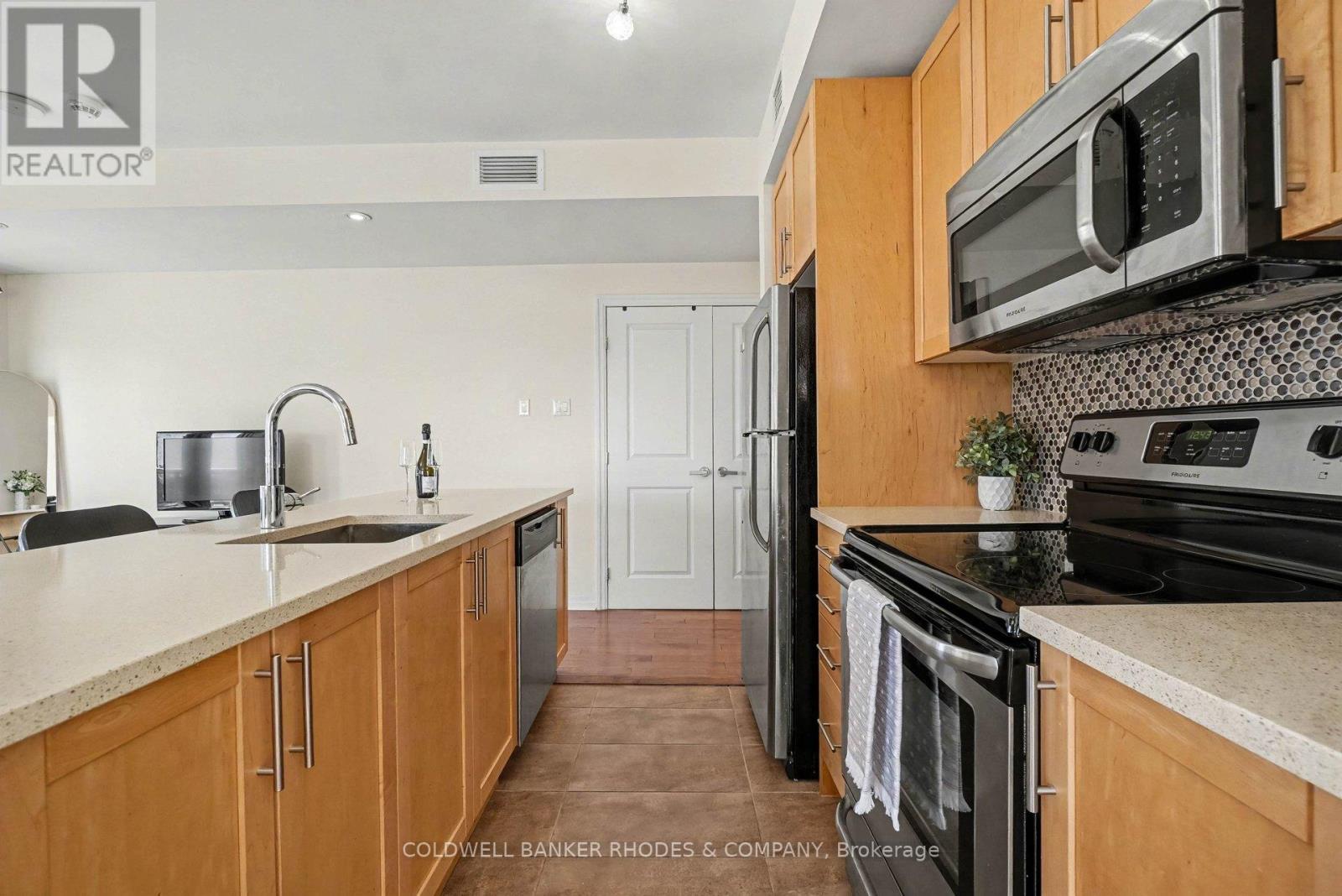 1809 - 242 Rideau Street