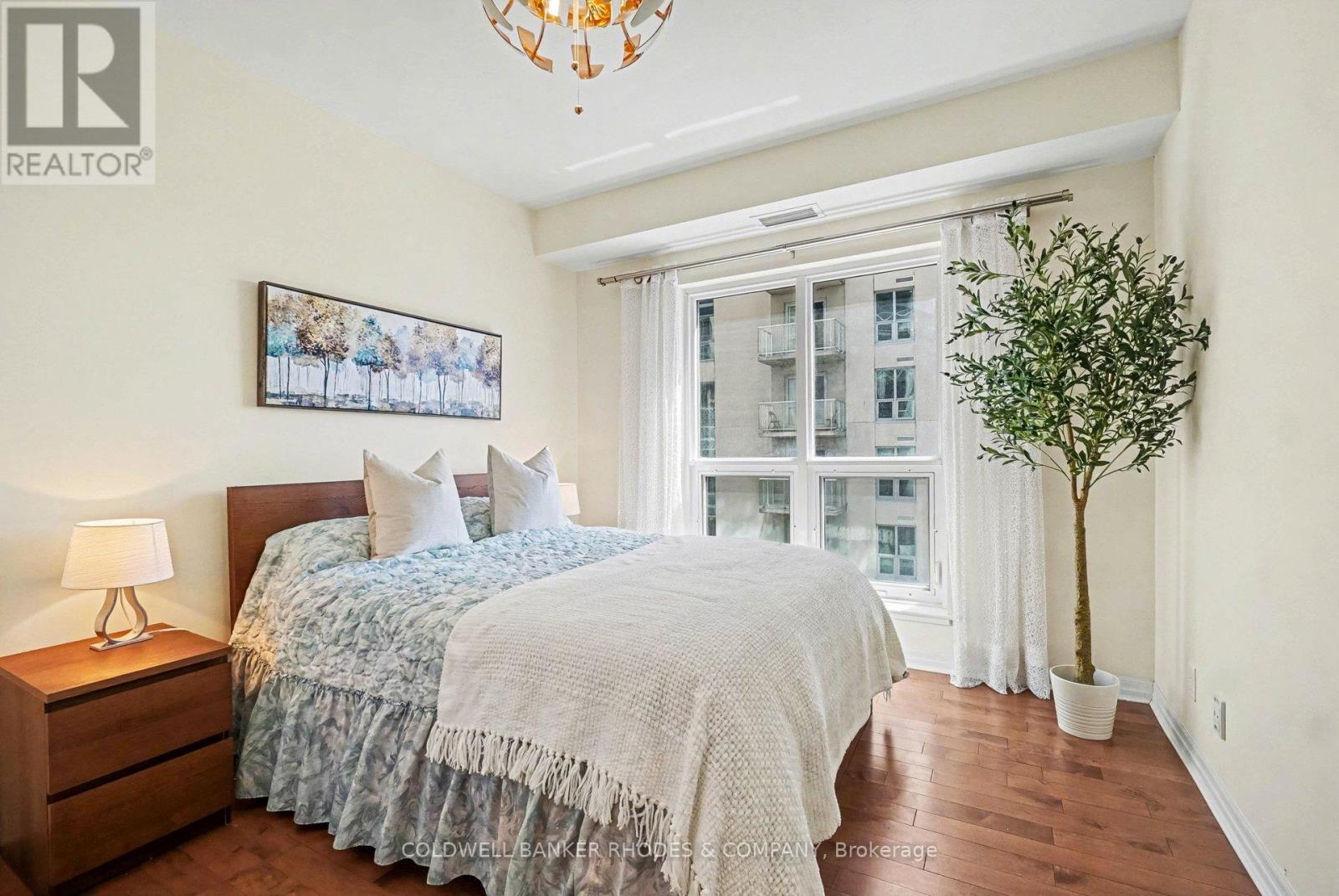 1809 - 242 Rideau Street