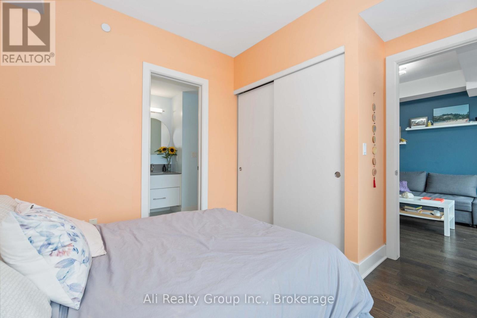 410 - 255 Bay Street