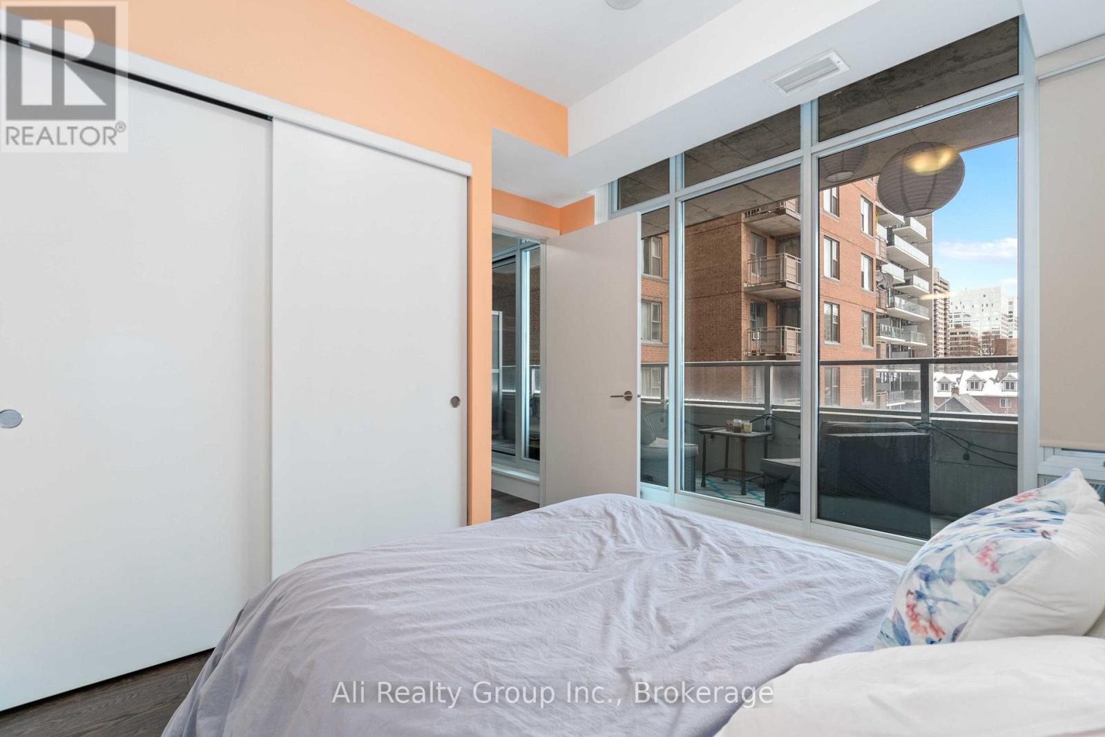 410 - 255 Bay Street