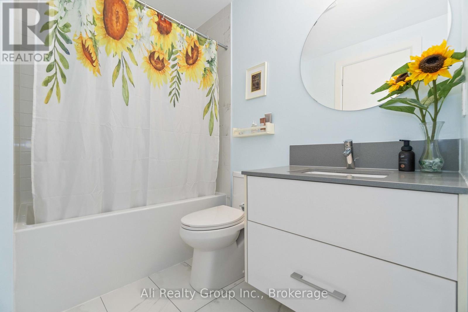 410 - 255 Bay Street