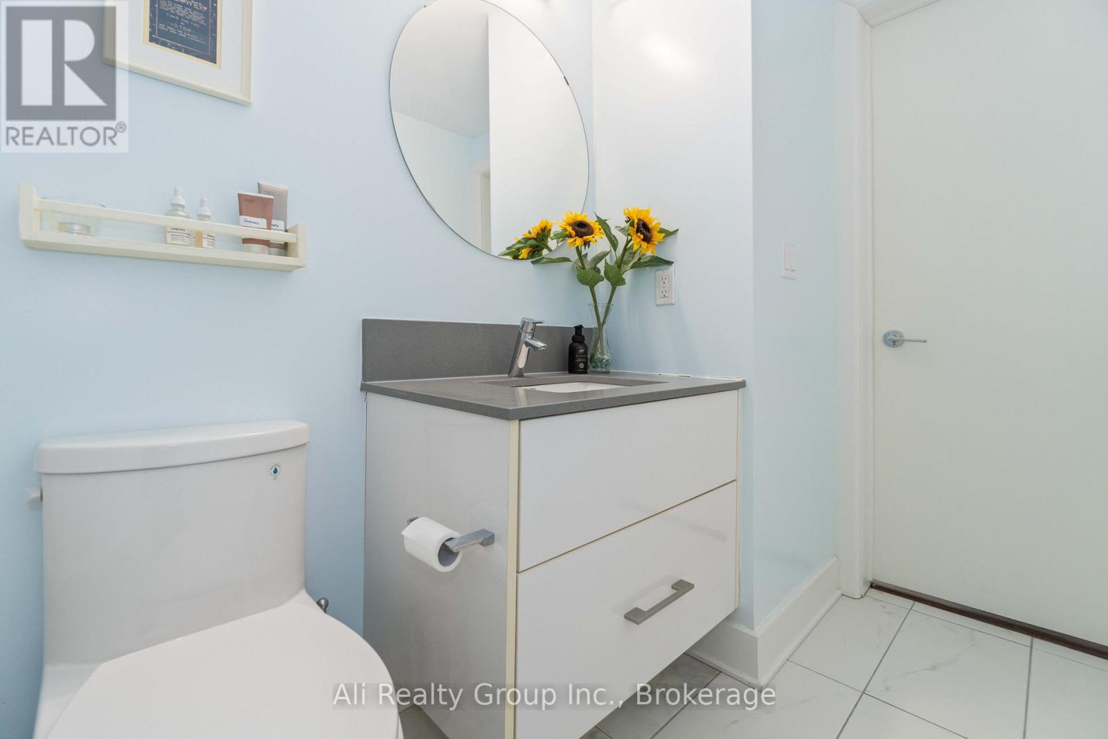 410 - 255 Bay Street