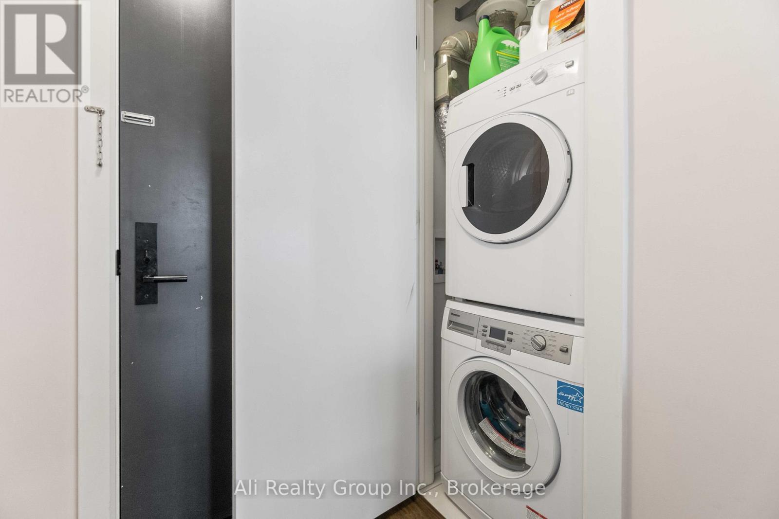 410 - 255 Bay Street