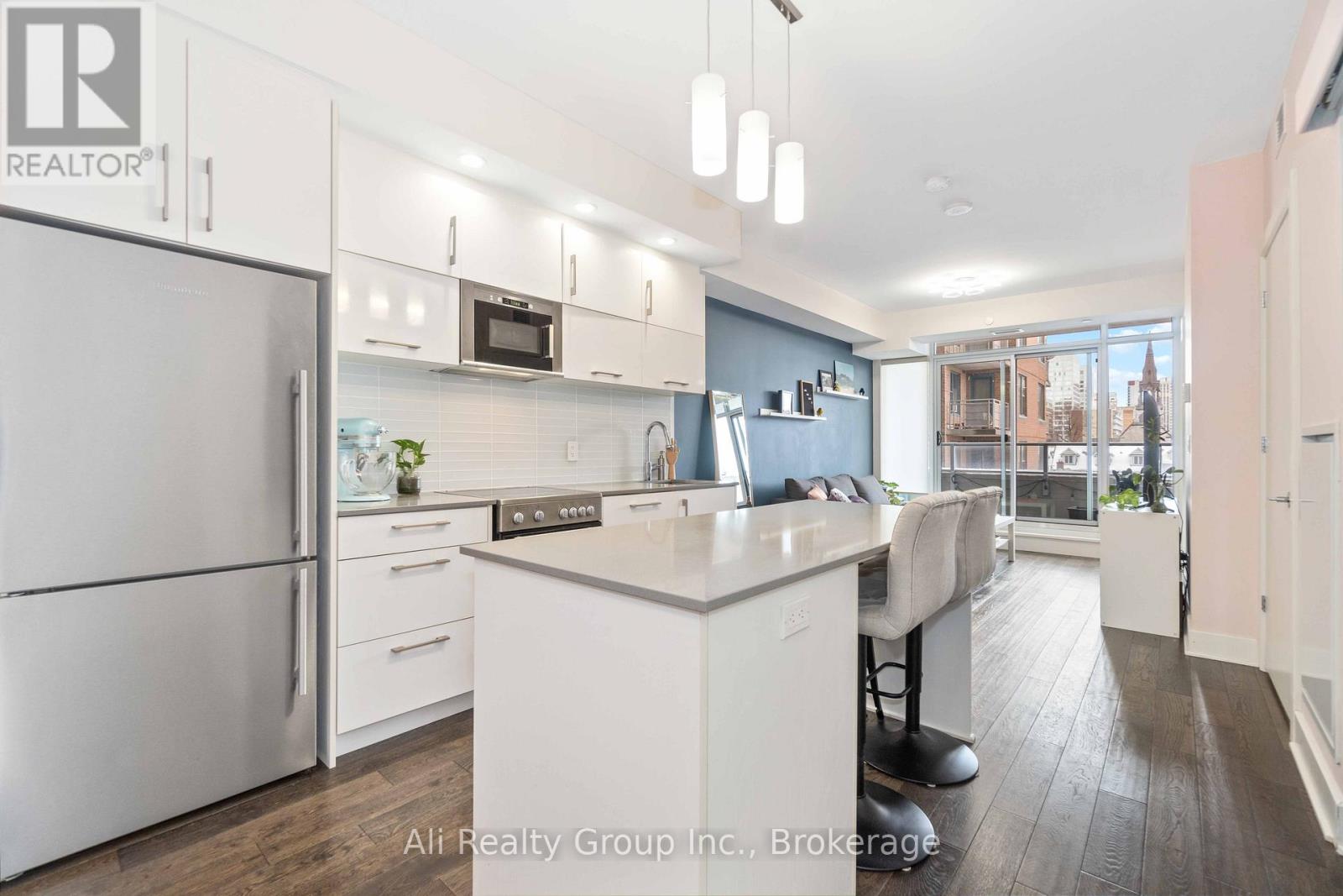 410 - 255 Bay Street