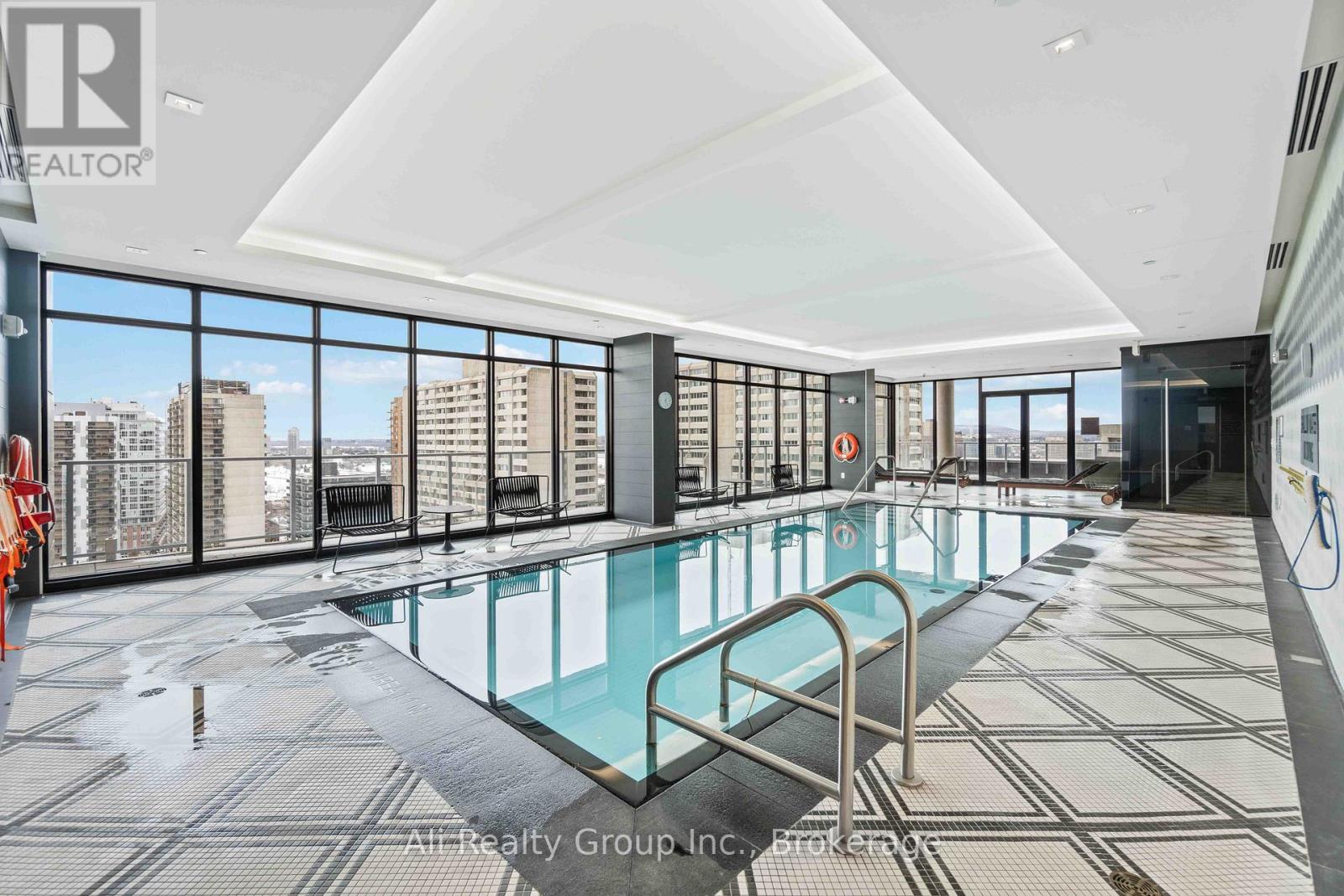 410 - 255 Bay Street