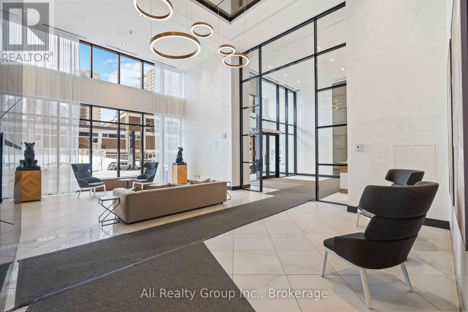 410 - 255 Bay Street