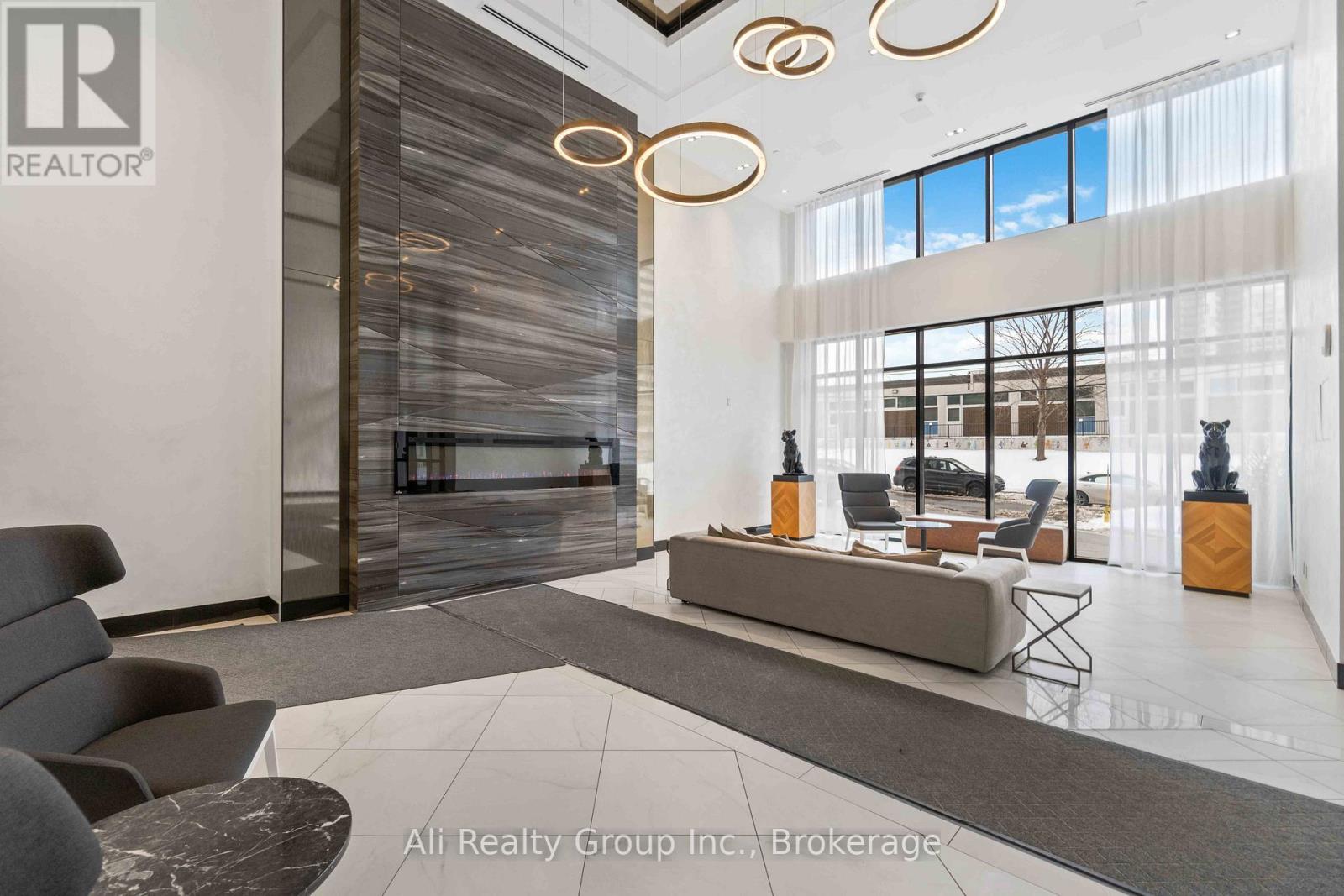 410 - 255 Bay Street