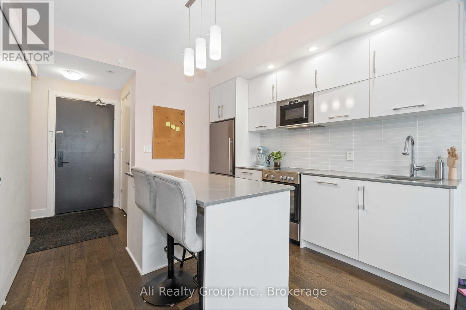 410 - 255 Bay Street